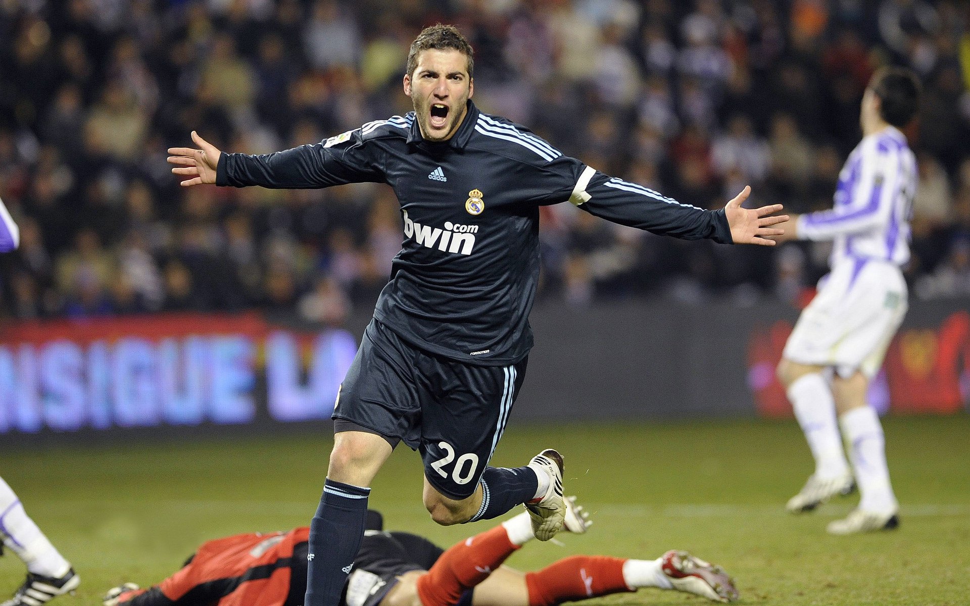 爱游戏体育娱乐-C罗赛后在球场中央独自默哀致敬传奇，c罗出战